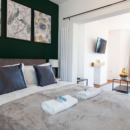 Studio Apartment With 65" Smart Tv Ньюпорт Экстерьер фото