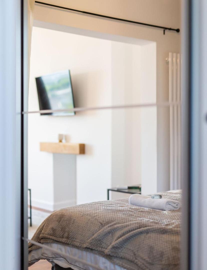Studio Apartment With 65" Smart Tv Ньюпорт Экстерьер фото