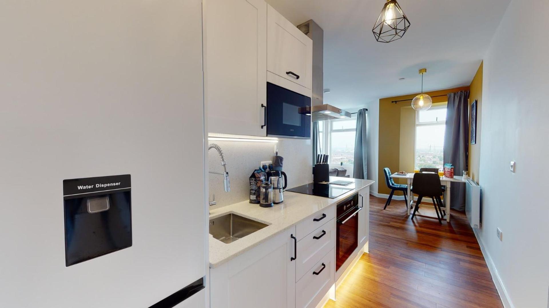 Studio Apartment With 65" Smart Tv Ньюпорт Экстерьер фото