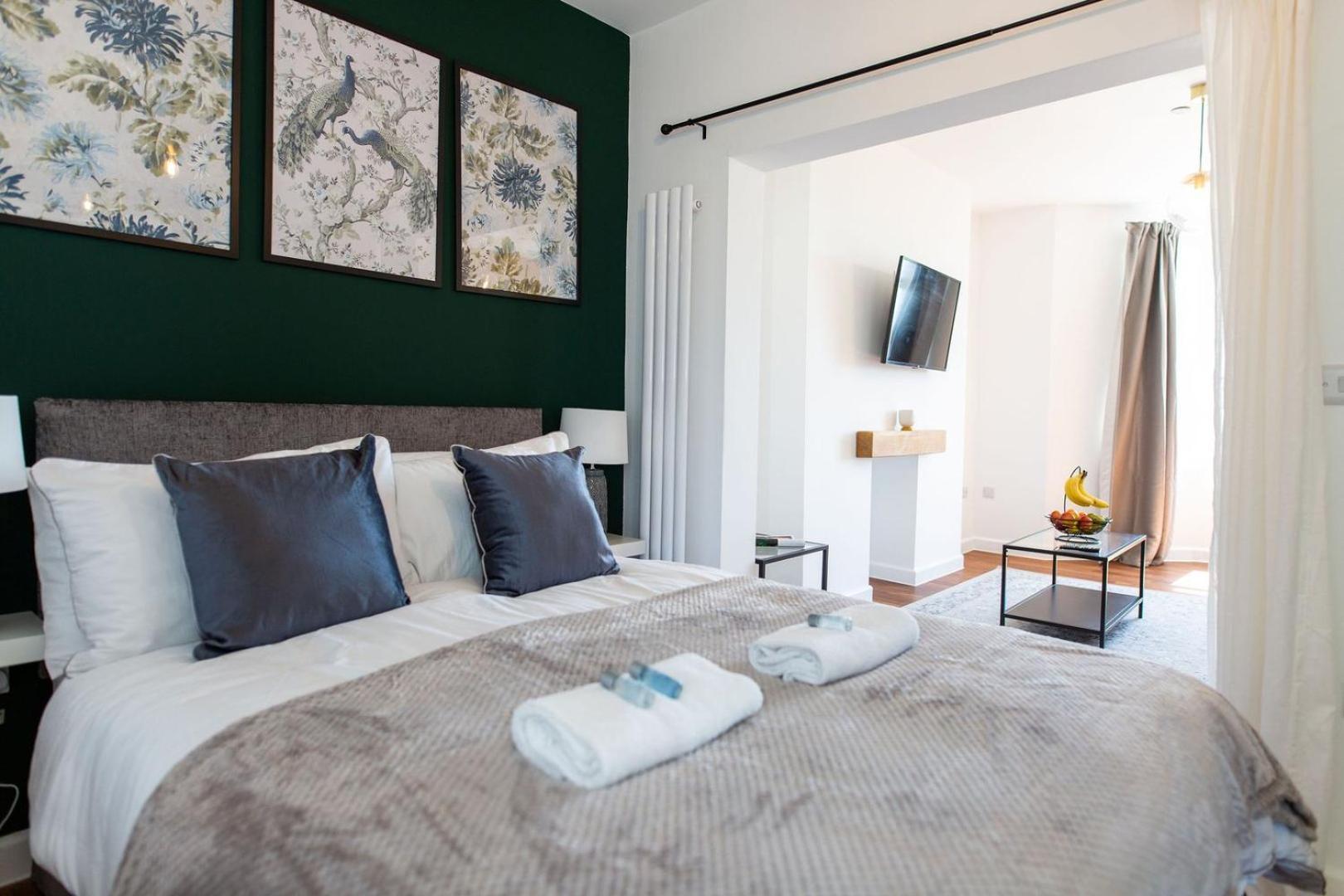 Studio Apartment With 65" Smart Tv Ньюпорт Экстерьер фото