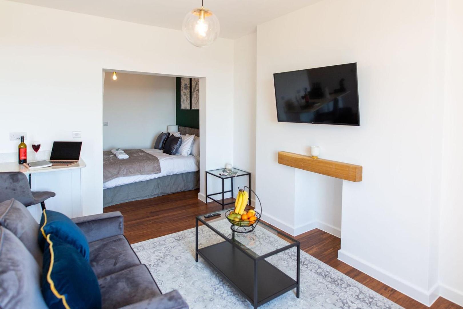 Studio Apartment With 65" Smart Tv Ньюпорт Экстерьер фото