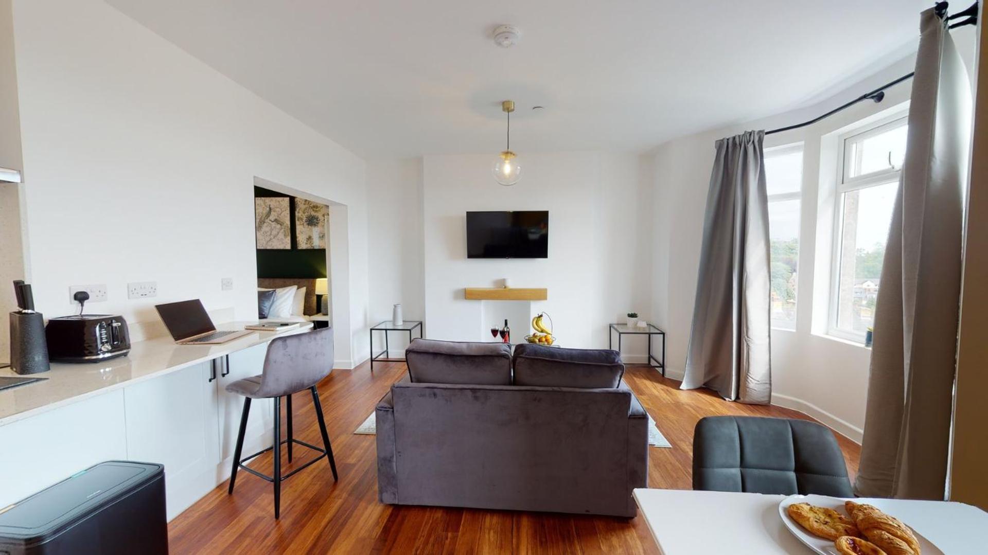 Studio Apartment With 65" Smart Tv Ньюпорт Экстерьер фото