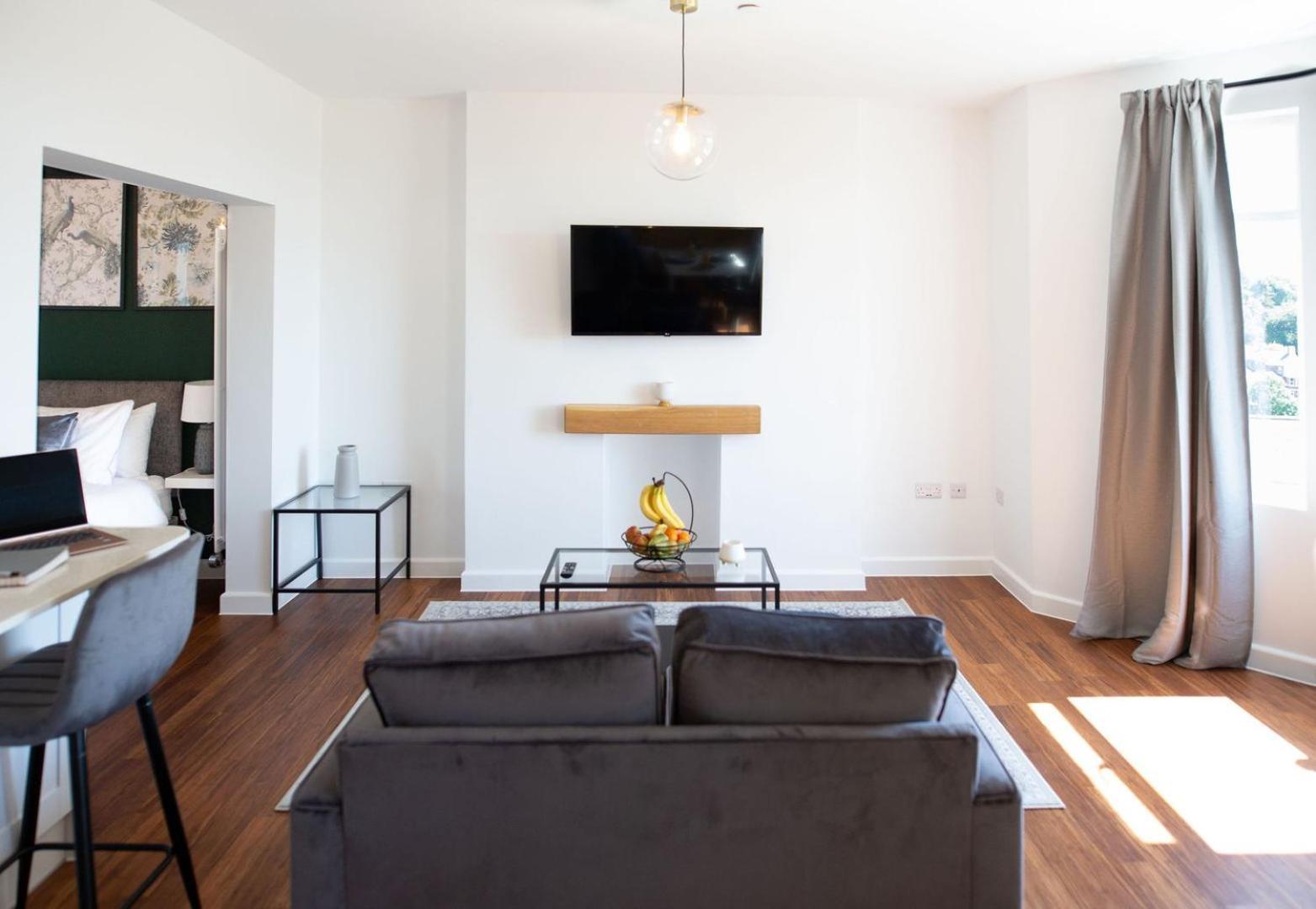 Studio Apartment With 65" Smart Tv Ньюпорт Экстерьер фото