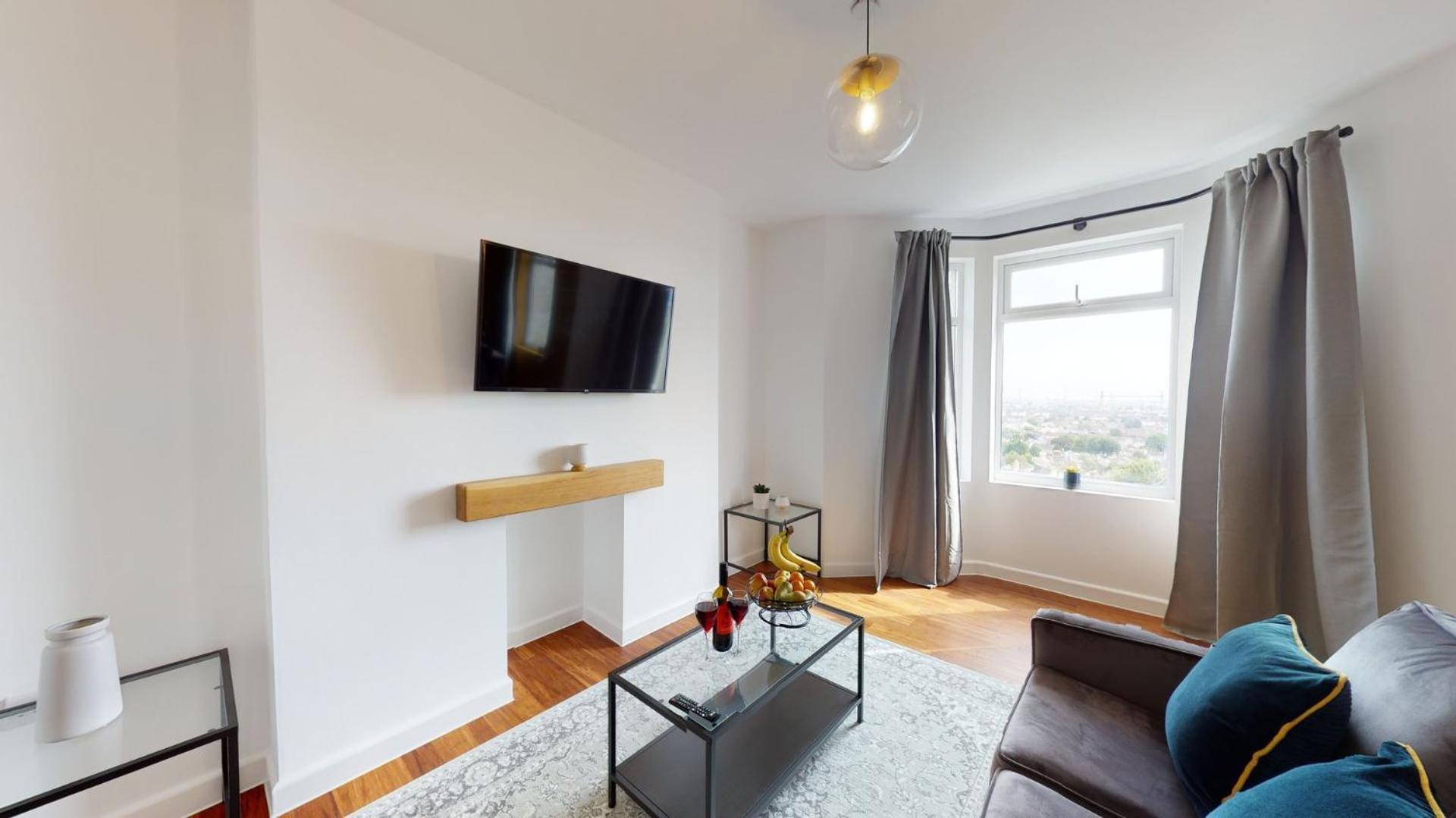 Studio Apartment With 65" Smart Tv Ньюпорт Экстерьер фото