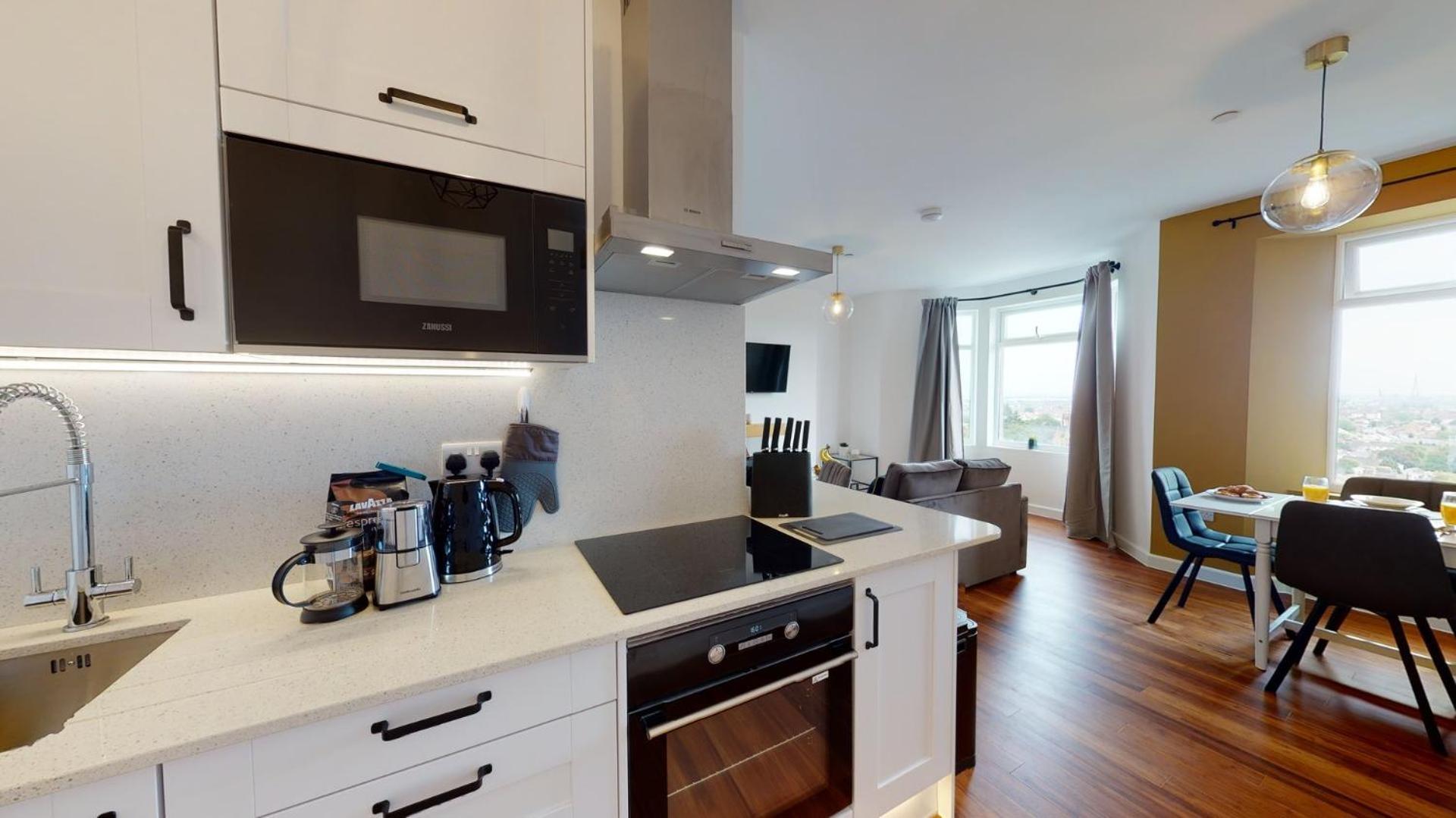 Studio Apartment With 65" Smart Tv Ньюпорт Экстерьер фото