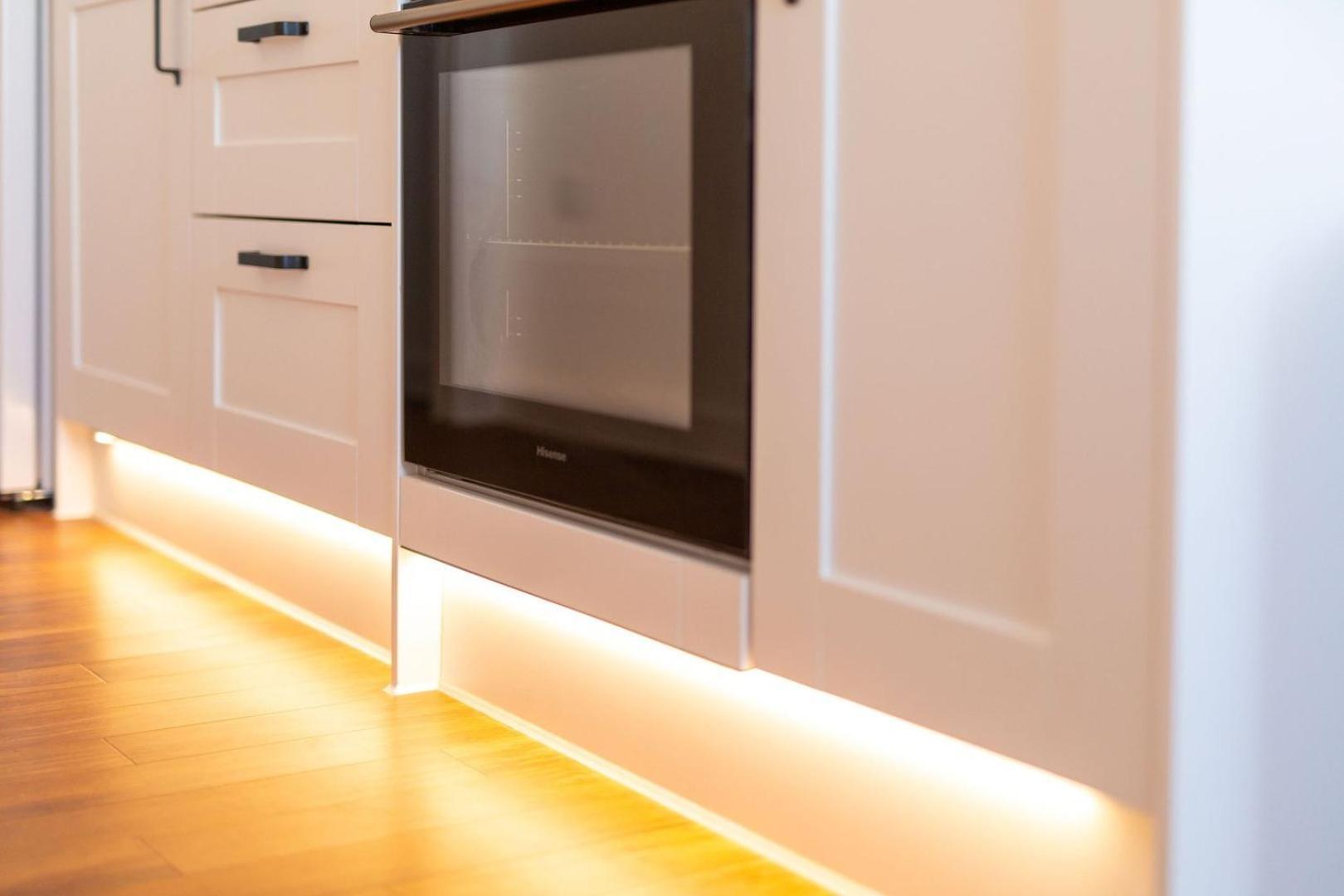 Studio Apartment With 65" Smart Tv Ньюпорт Экстерьер фото