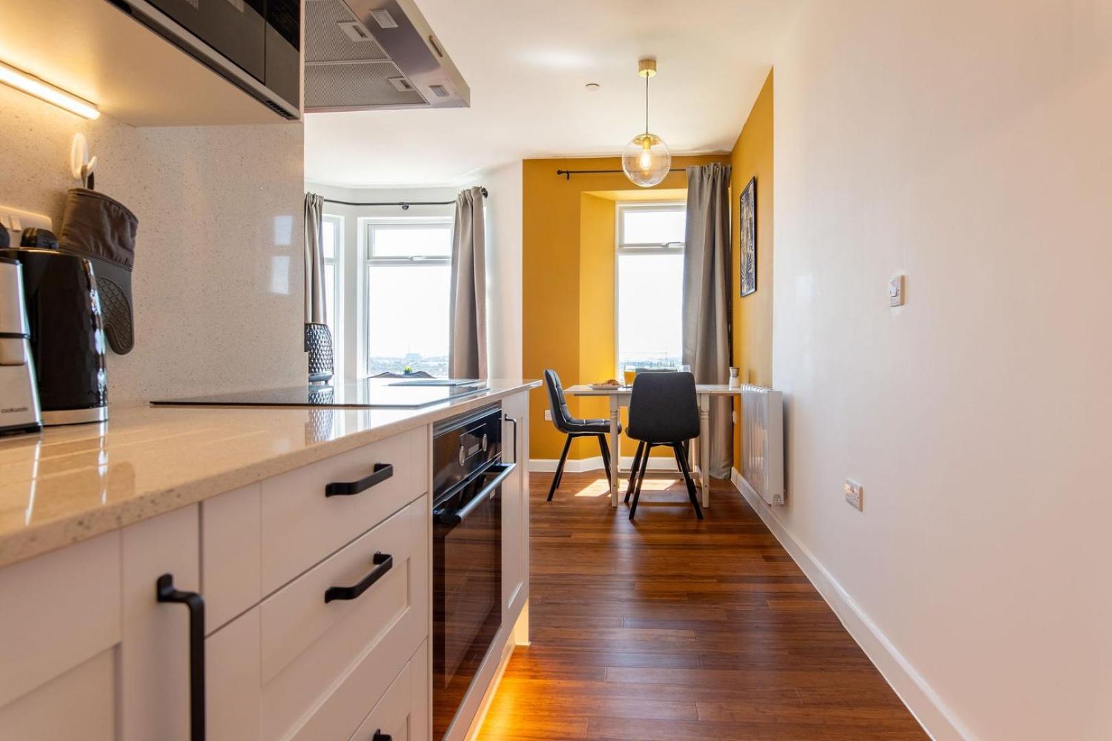 Studio Apartment With 65" Smart Tv Ньюпорт Экстерьер фото