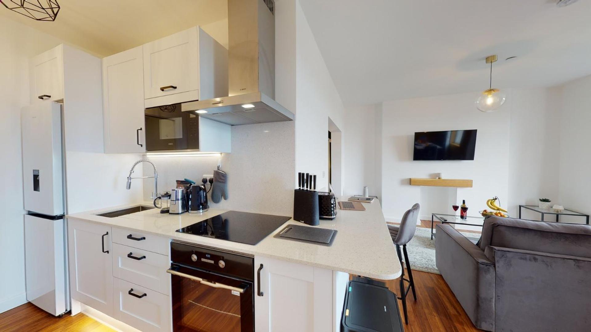 Studio Apartment With 65" Smart Tv Ньюпорт Экстерьер фото