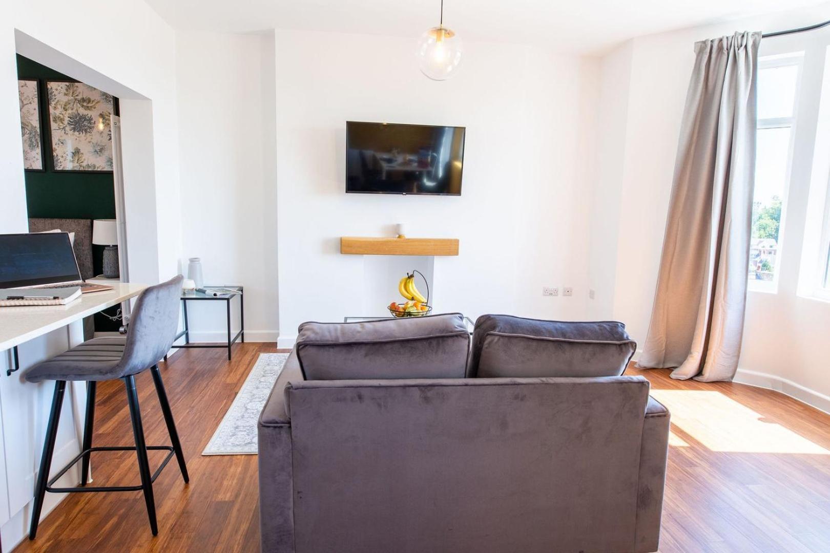 Studio Apartment With 65" Smart Tv Ньюпорт Экстерьер фото