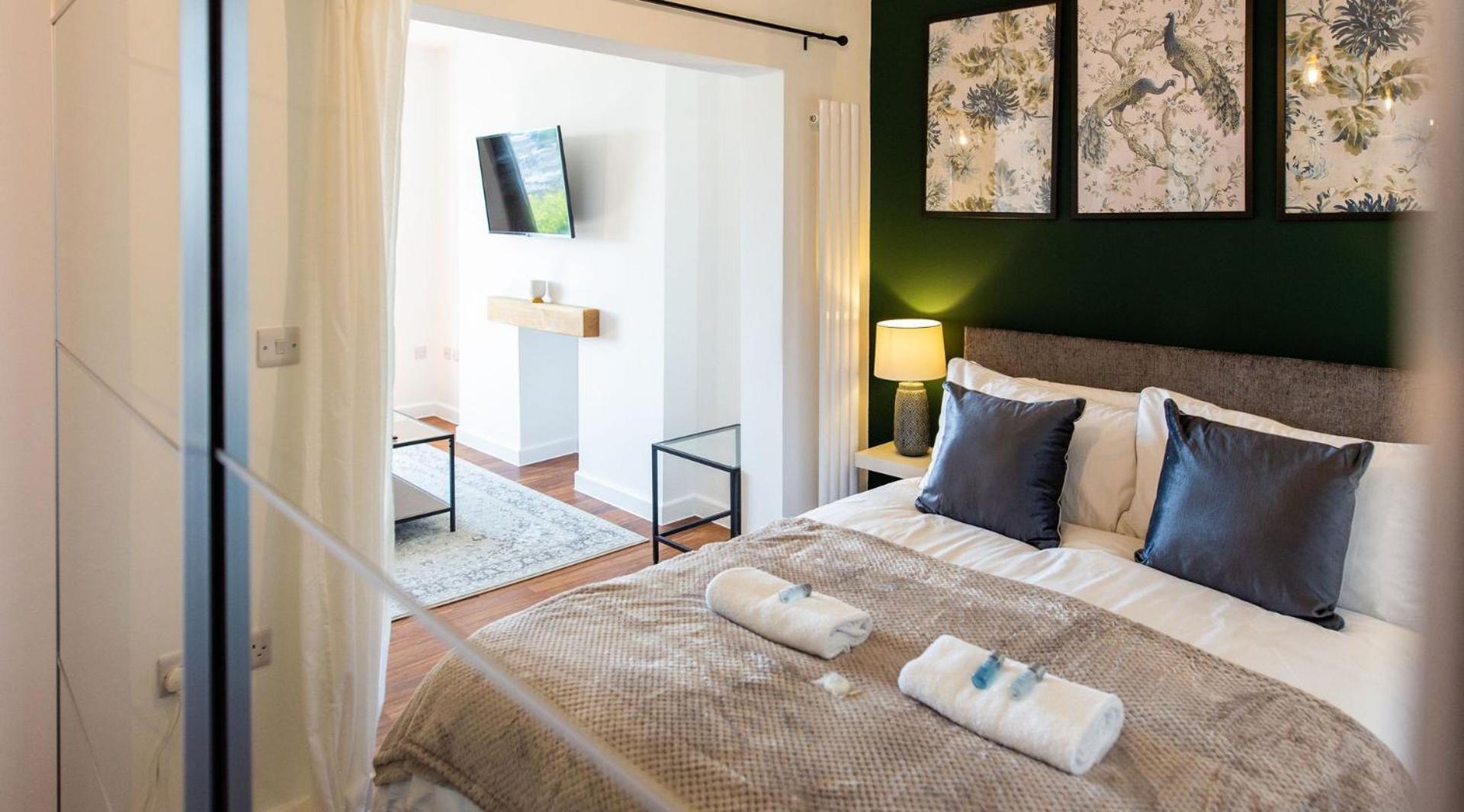 Studio Apartment With 65" Smart Tv Ньюпорт Экстерьер фото